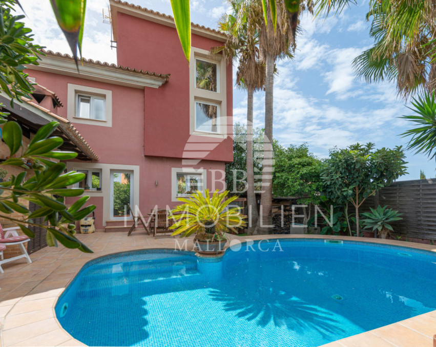 BEAUTIFUL SEMI-DETACHED HOUSE WITH POOL AND COZY GARDEN