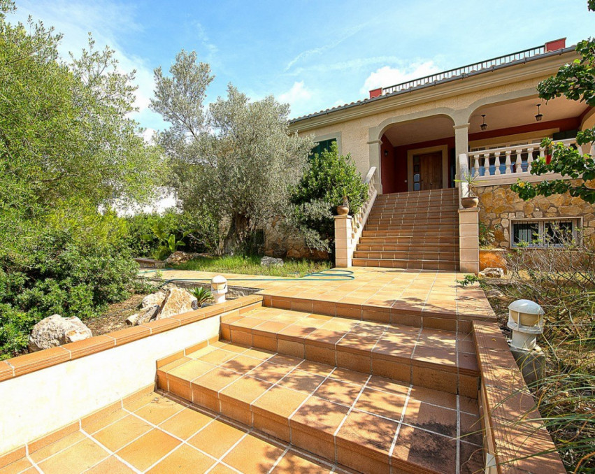 GREAT VILLA OFFERS LOTS OF SPACE AND A LARGE GARDEN WITH POOL AND GARAGE